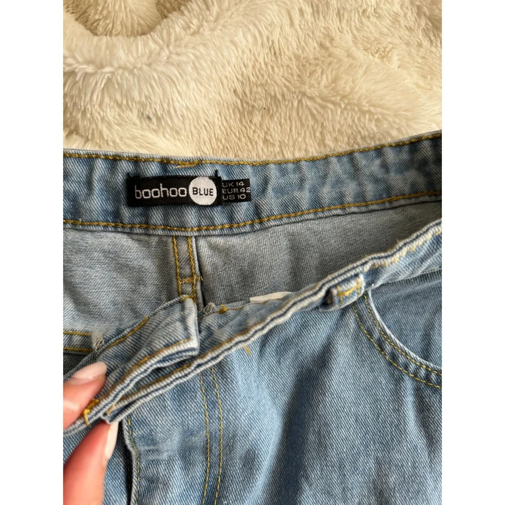 Boohoo Blue Women's Light Wash Rhinestone Distressed Denim Shorts Size US 10
